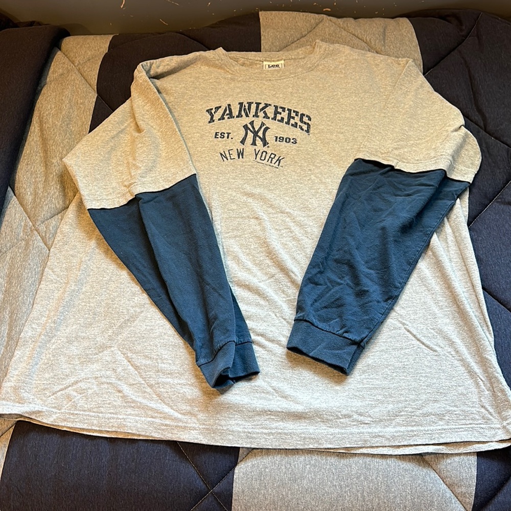 Men’s New York Yankees Long Sleeve T-Shirt.  XL